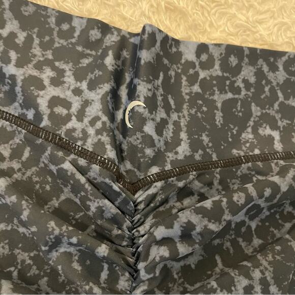 ZYIA Stone Leopard Scrunchy Light n Luxe Leggings Scrunch Butt - Picture 8 of 8